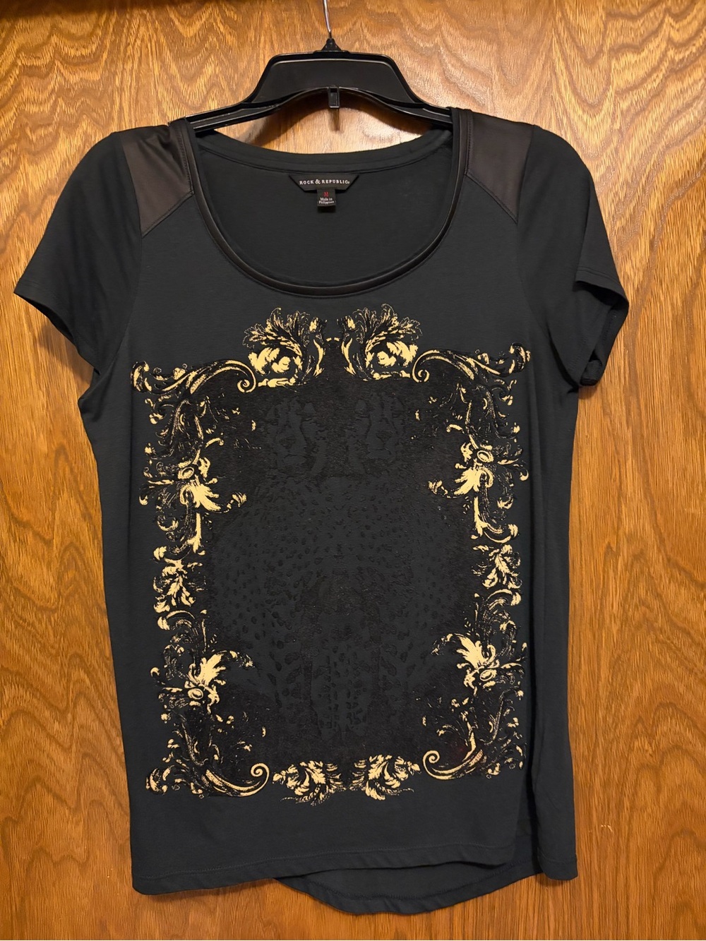 Rock & Republic Black Short-Sleeve Tee with Gold Baroque Print